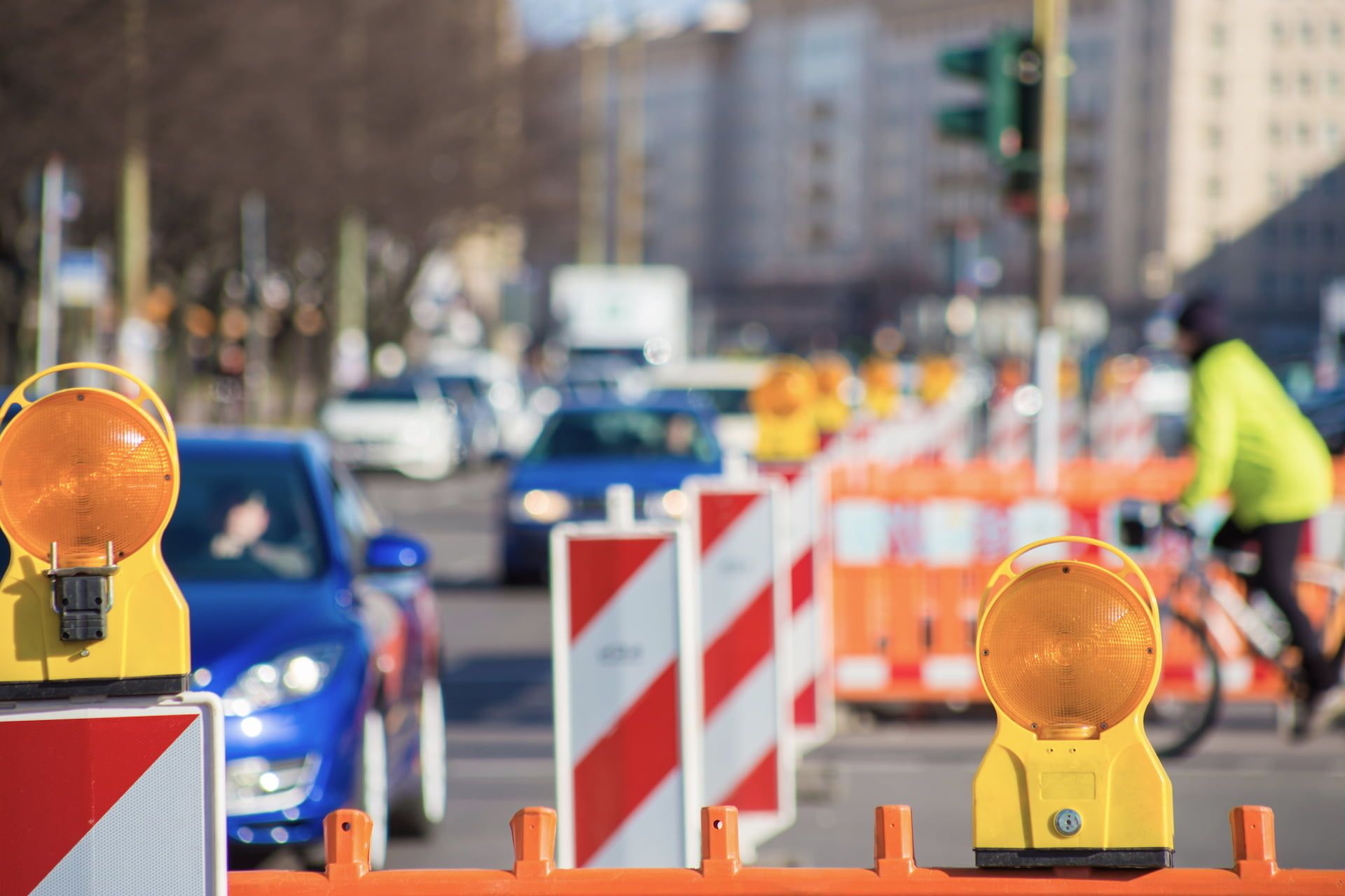 Verschwommenes Bild von laufendem Straßenverkehr und einer Straßenabsperrung