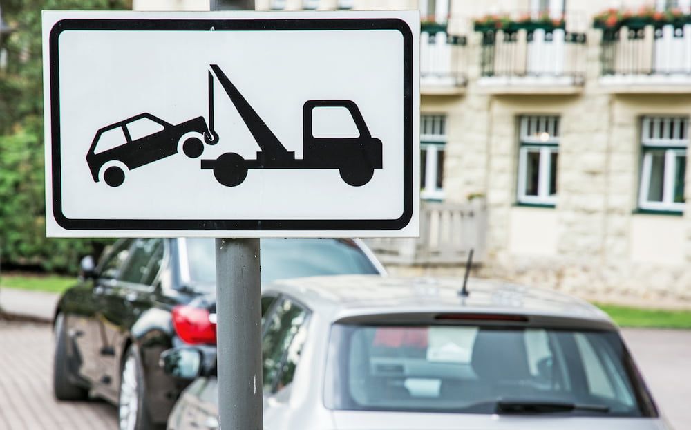 Verkehrszeichen Abschleppung auf einem Parkplatz